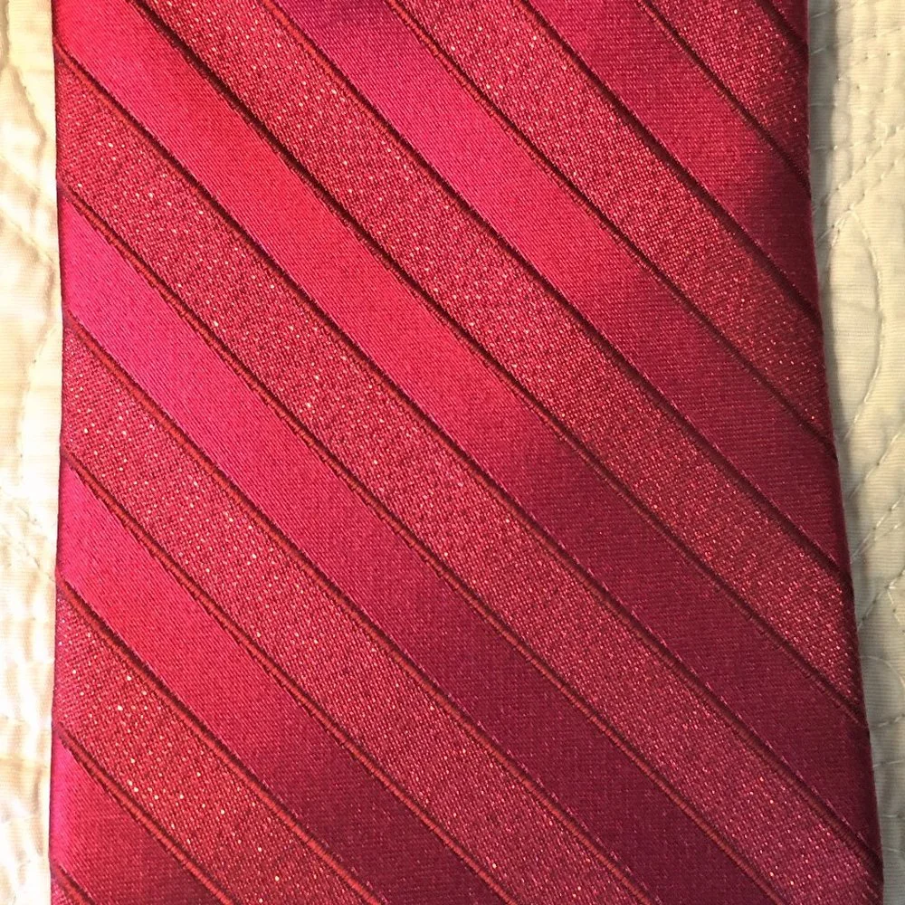 GEOFFREY BEENE Red on Sparkling Red Necktie